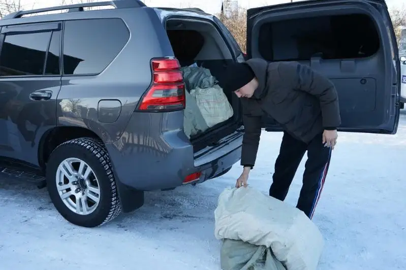 Углем и дровами помогает нуждающимся предприниматель из Семея