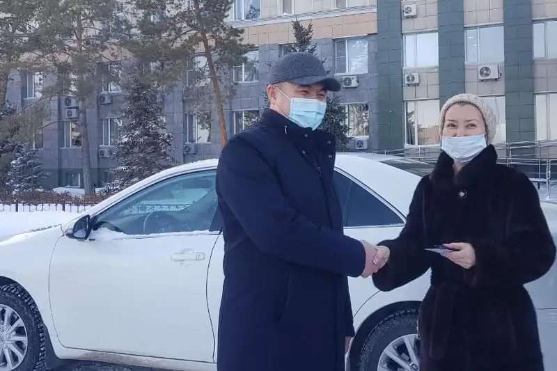 Ключи от служебного автомобиля передали для дома престарелых в Актобе