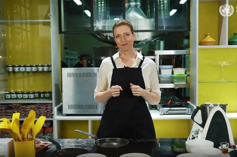 В честь Наурыза представитель ООН в Казахстане приготовила национальные десерты