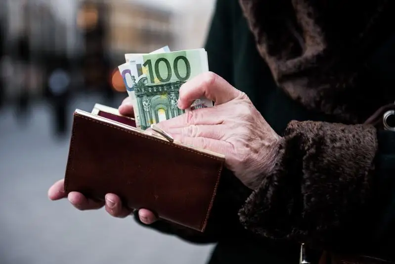 Аферист брал деньги с пенсионеров в Караганде, передавая им фальшивые евро от «родственников»