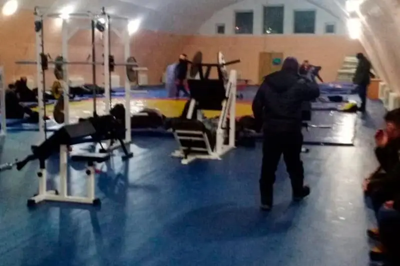 Непогода в ВКО: 56 пассажиров автобусов разместили в спортивной школе Аягоза