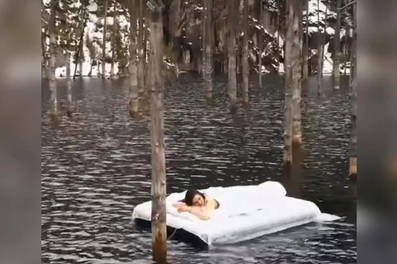 Девушка на матрасе посреди озера Каинды: авторов видео накажут