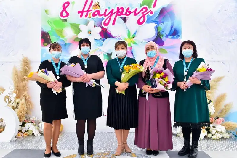 Подвески «Күміс алқа» вручил многодетным матерям аким СКО