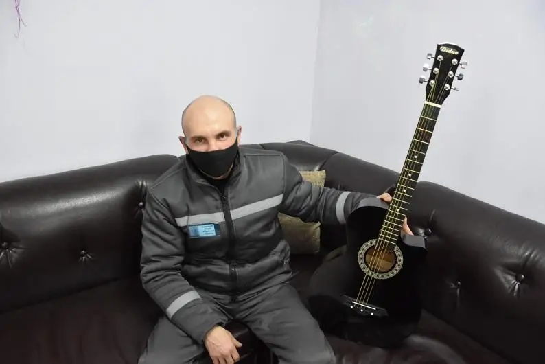 Известный казахстанский композитор подарил осужденному гитару