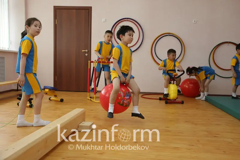 Почему физкультура в школах проходит в штатном формате, разъяснили в МОН