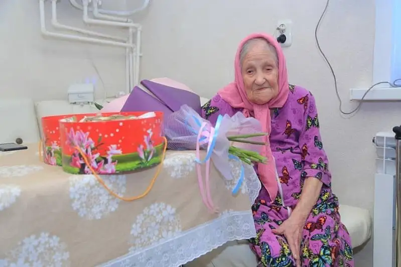 103-летнюю долгожительницу Костанайской области поздравил с 8 Марта Архимед Мухамбетов