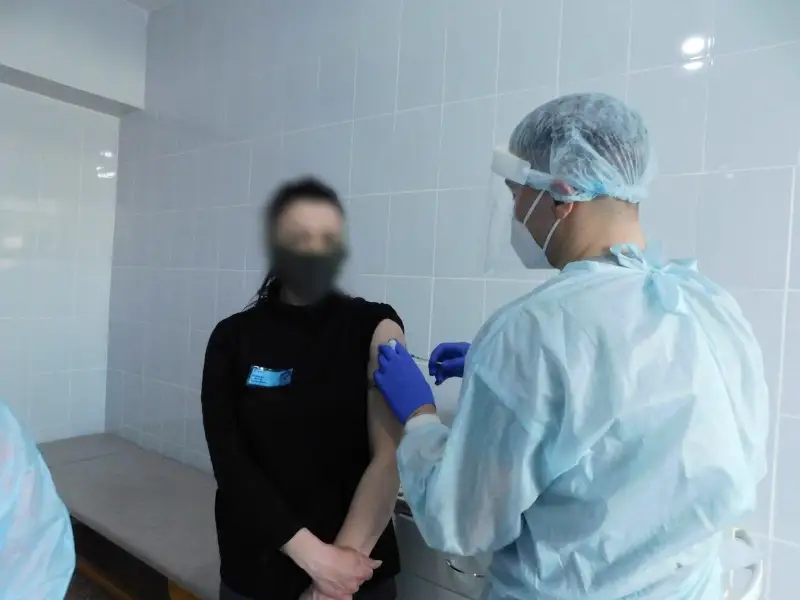 Около 600 осужденных привили от КВИ в карагандинских колониях