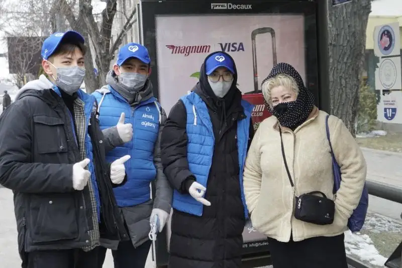 Волонтеры бесплатно раздали маски малоимущим и многодетным семьям в Алматы