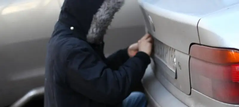 Мужчина крал госномера и требовал за них выкуп в Караганде