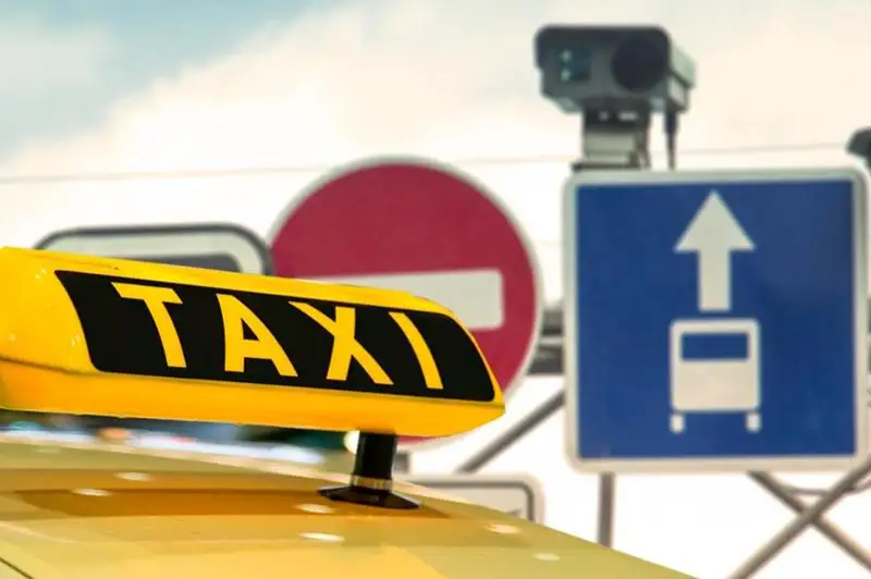 Водителей такси наказали за езду по выделенным полосам в столице