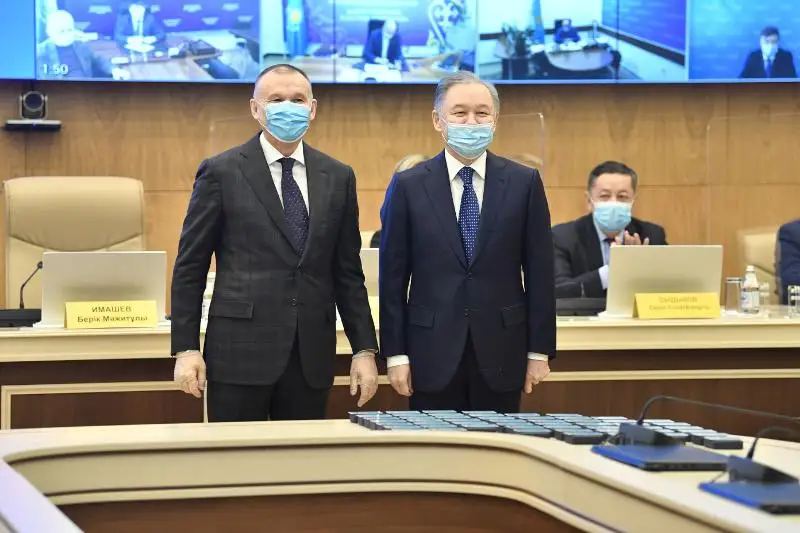 Удостоверения и нагрудные знаки получили депутаты Мажилиса VII созыва