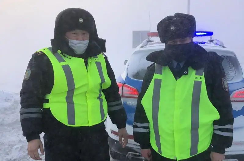 Путников со сломанным автомобилем спасли карагандинские полицейские