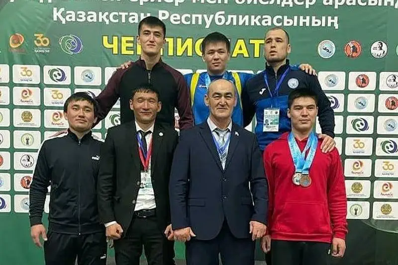 В республиканских соревнованиях лидировали туркестанские борцы