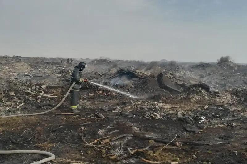 Более двух суток горит полигон ТБО под Карагандой