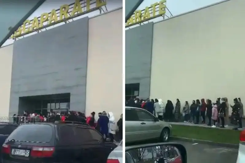 Огромную очередь в ТРЦ сняли на видео в Алматы