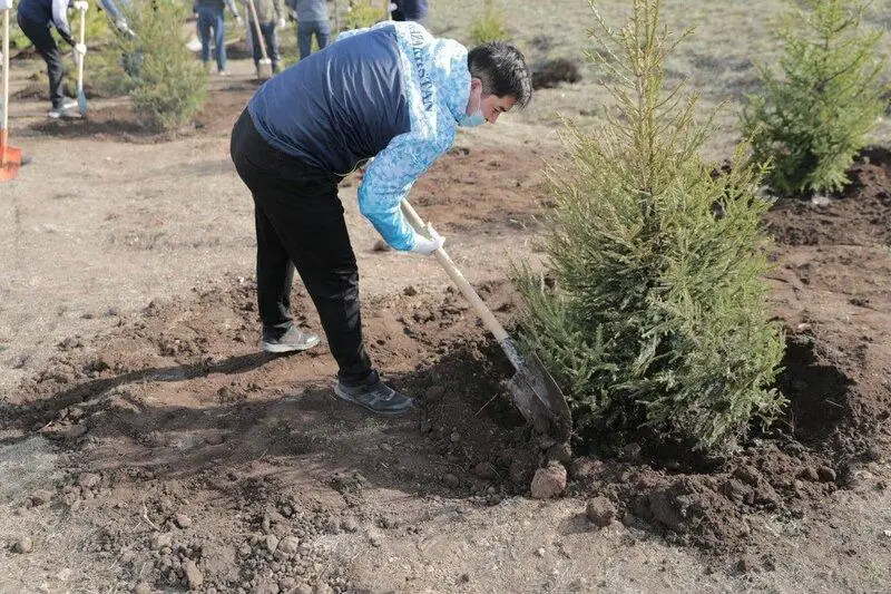 Сотрудники Агентства РК по делам госслужбы приняли участие                     в субботнике на территории триатлон парка «Астана»