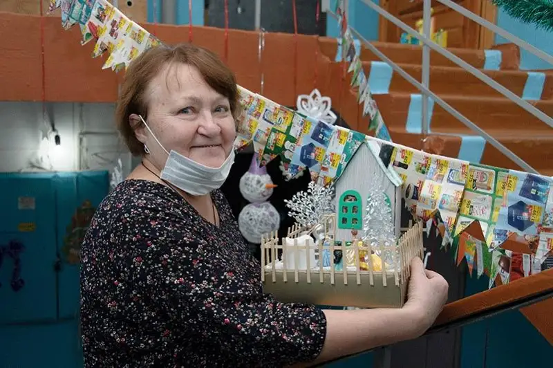 Праздничное настроение: жительница Костаная необычно украсила свой подъезд