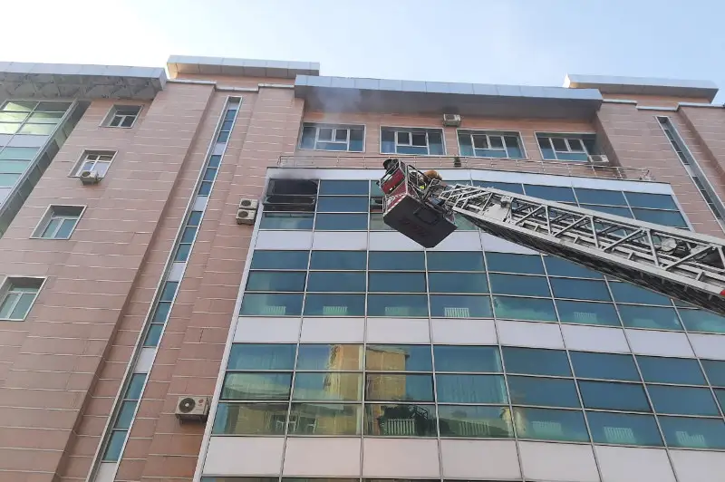 Многоэтажка горела в Алматы: пожарные спасли супругов