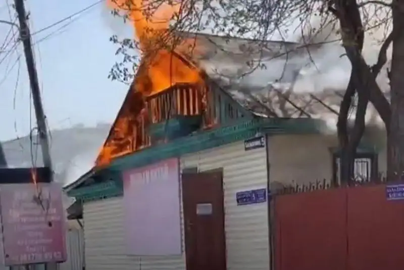 Пожар произошел в жилом доме за Дворцом Республики в Алматы