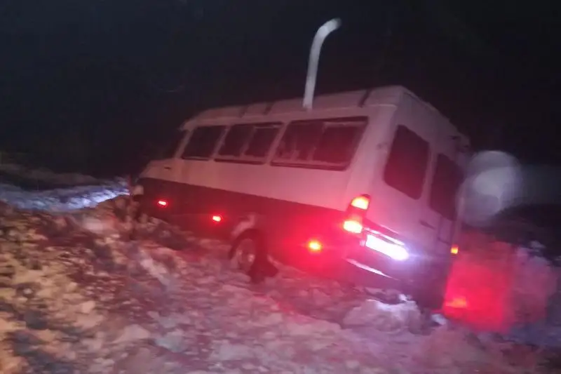 Из снежного плена освободили четыре автомобиля в ВКО