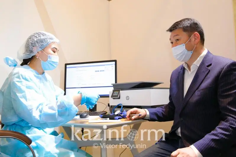 Известные казахстанские деятели культуры получили вакцины от КВИ в столичном торговом центре