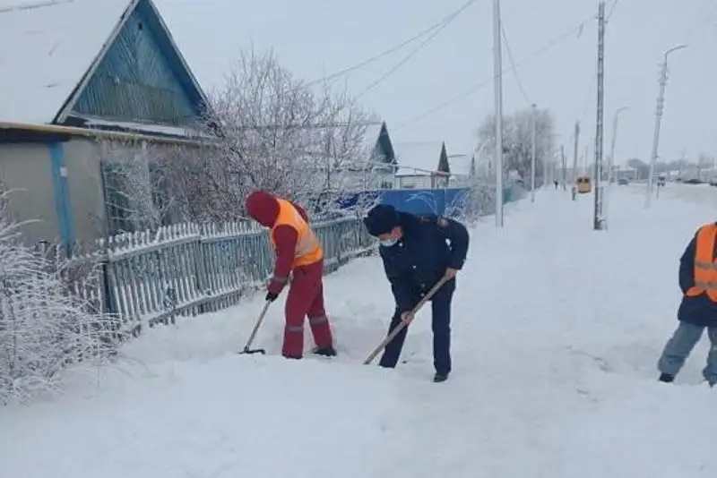 Осужденные вместе с сотрудниками службы пробации помогают пенсионерам в ЗКО