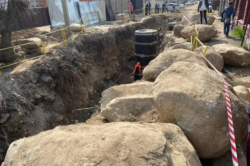 Прокладка инженерных сетей в микрорайоне Акжар в Алматы: строители столкнулись с трудностями