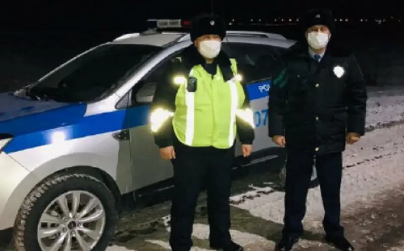 В степи в 40-градусный мороз: попавшим в ДТП водителям помогли карагандинские полицейские