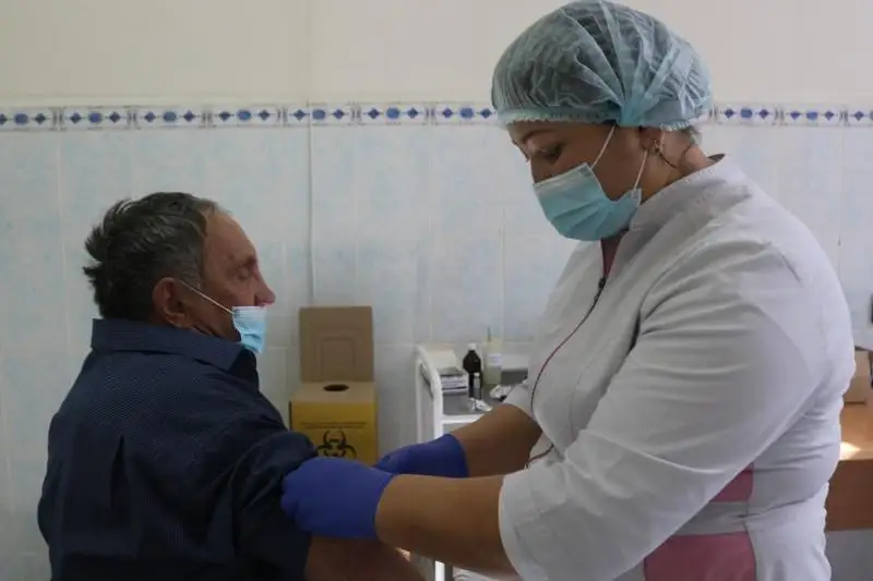 Около 900 жителей Осакаровского района получили вакцину от коронавируса