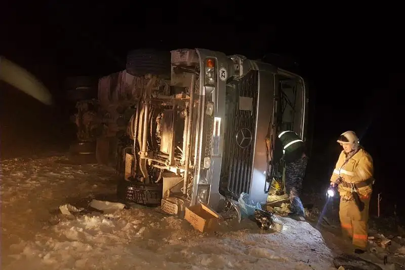 Водителю опрокинувшегося грузового автомобиля помогли в ВКО