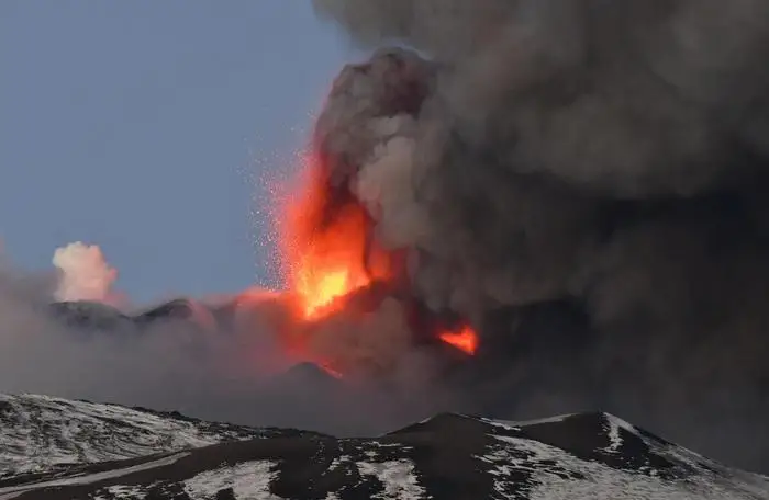 Извержение вулкана Этна произошло на Сицилии