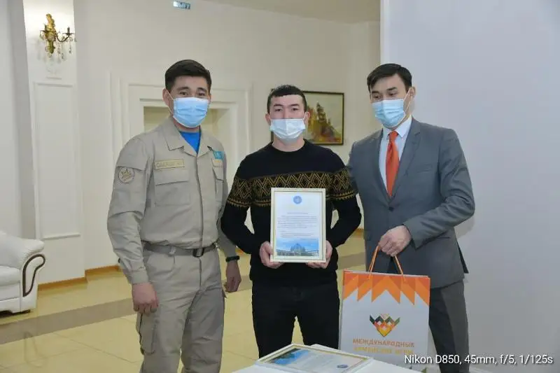 Троих жителей столицы наградили за спасение детей из ледяной реки