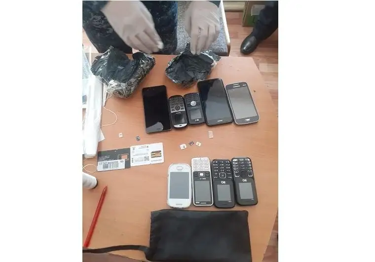 Наркотики и девять телефонов пытались перебросить в колонию ВКО