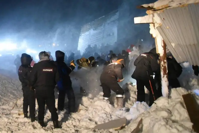 Число погибших в результате схода лавины на горнолыжной базе в России выросло до двух