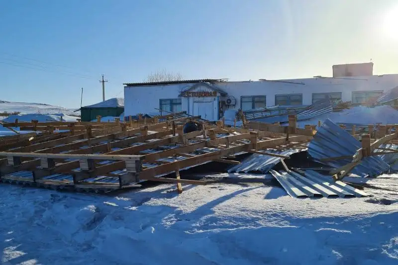 Ветер сорвал крышу со здания столовой в ВКО