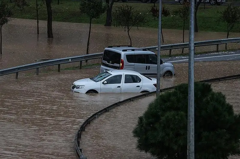 Tolassyz jaýǵan jańbyrdan keıin Izmırdiń birneshe aýdany sý astynda qaldy