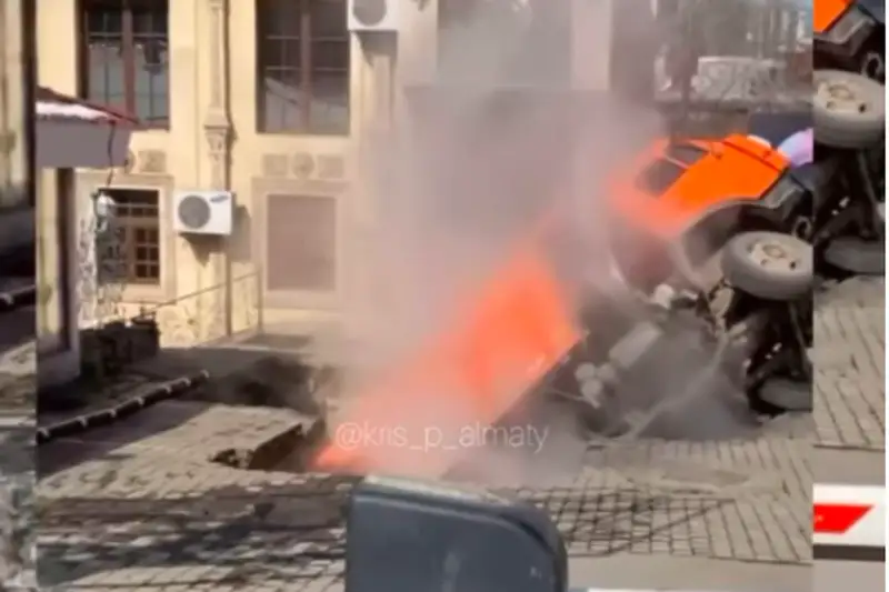 Грузовик провалился под землю в Алматы