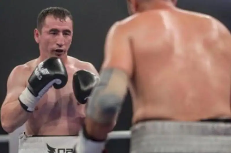 Казахстанец сразится с непобежденным россиянином в андеркарде у экс-соперника «Канело»