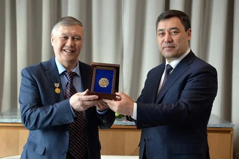 Президент Кыргызстана вручил орден «Достык» единственному манасчи в Казахстане Баянгали Алимжанову