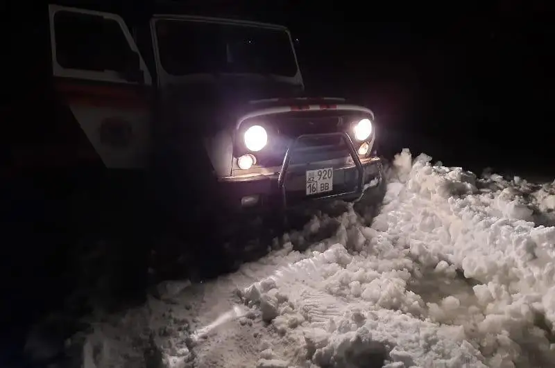 Снежные переметы: 17 человек и 8 единиц техники эвакуировали в ВКО за сутки