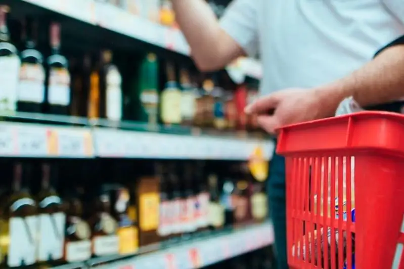 В Атырау предприниматель лишился лицензии из-за продажи алкоголя подростку