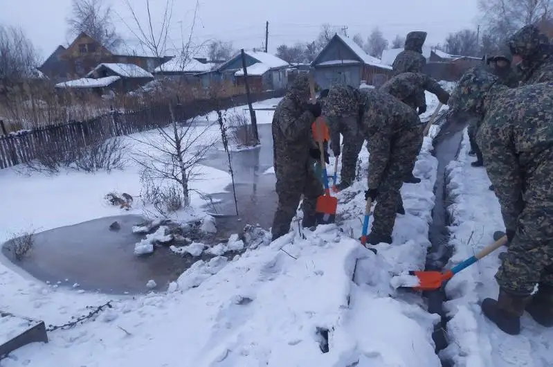 Угрозы нет: 10-километровый арык расчистили в Семее