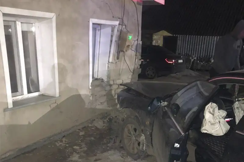 В Павлодаре машина врезалась в дом: кирпичи упали на спящего ребёнка