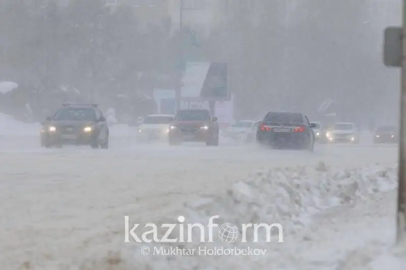 Полицейские сопровождают колонны машин на трассах в Акмолинской области