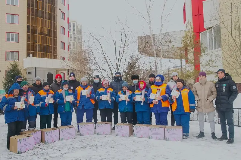 Столичные спортсмены поздравили постояльцев дома престарелых с 8 марта