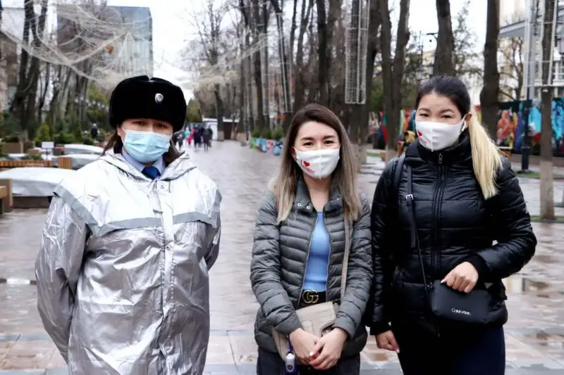 Более четырех тысяч масок раздали полицейские шымкентцам