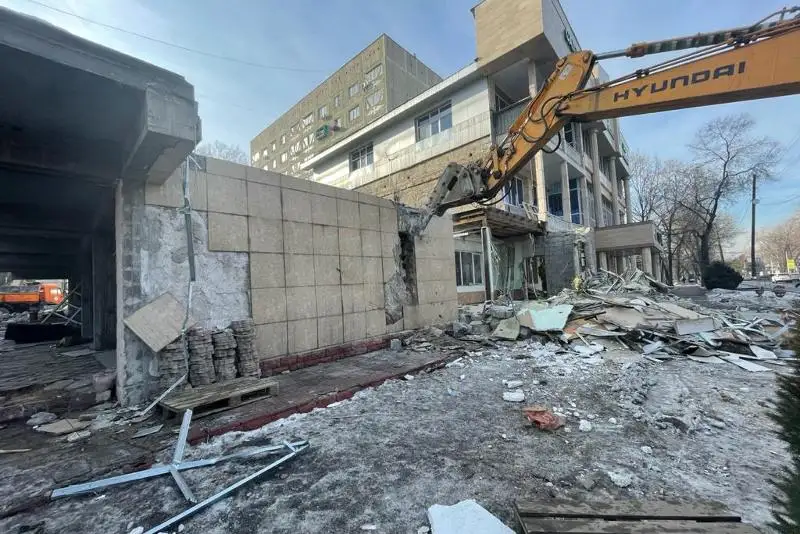 Автомойки и ряд коммерческих помещений снесли в центре Алматы
