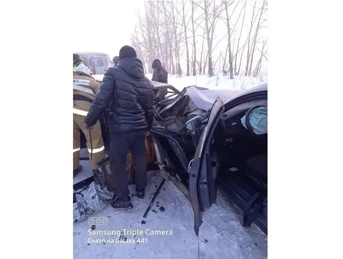 Водителя и ребенка извлекли из искореженного автомобиля спасатели в ВКО