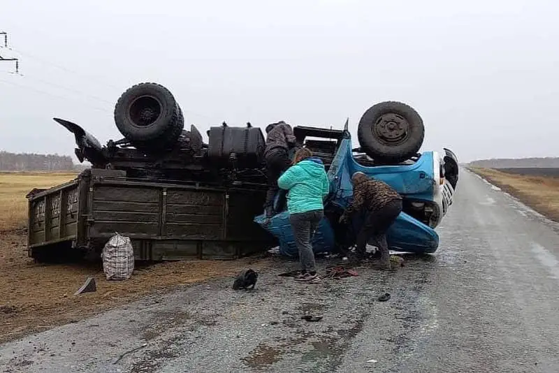 Грузовик перевернулся на трассе в СКО