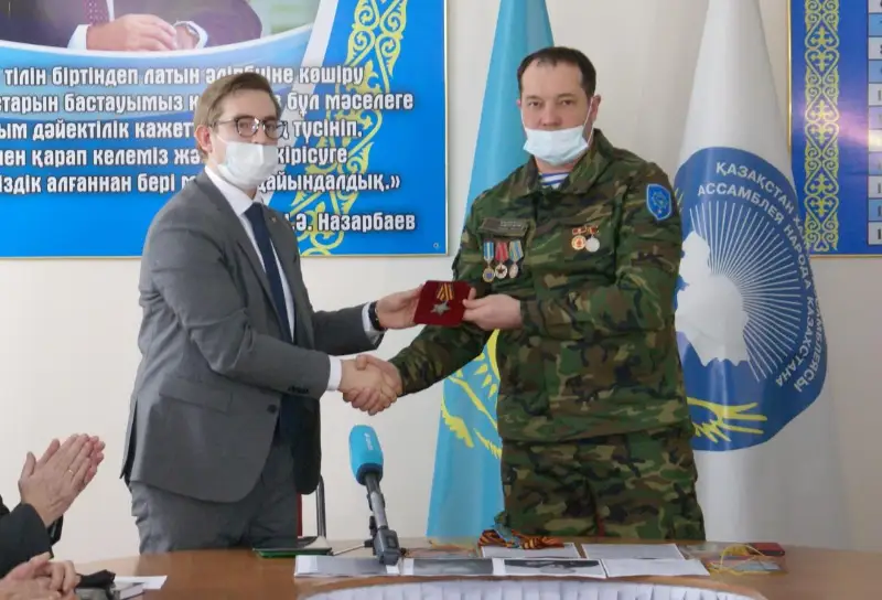 Павлодарские поисковики передали дипломату РФ найденную награду фронтовика